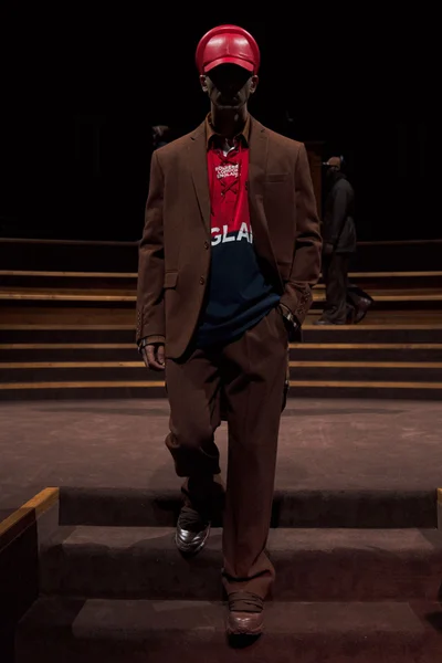 Look 18